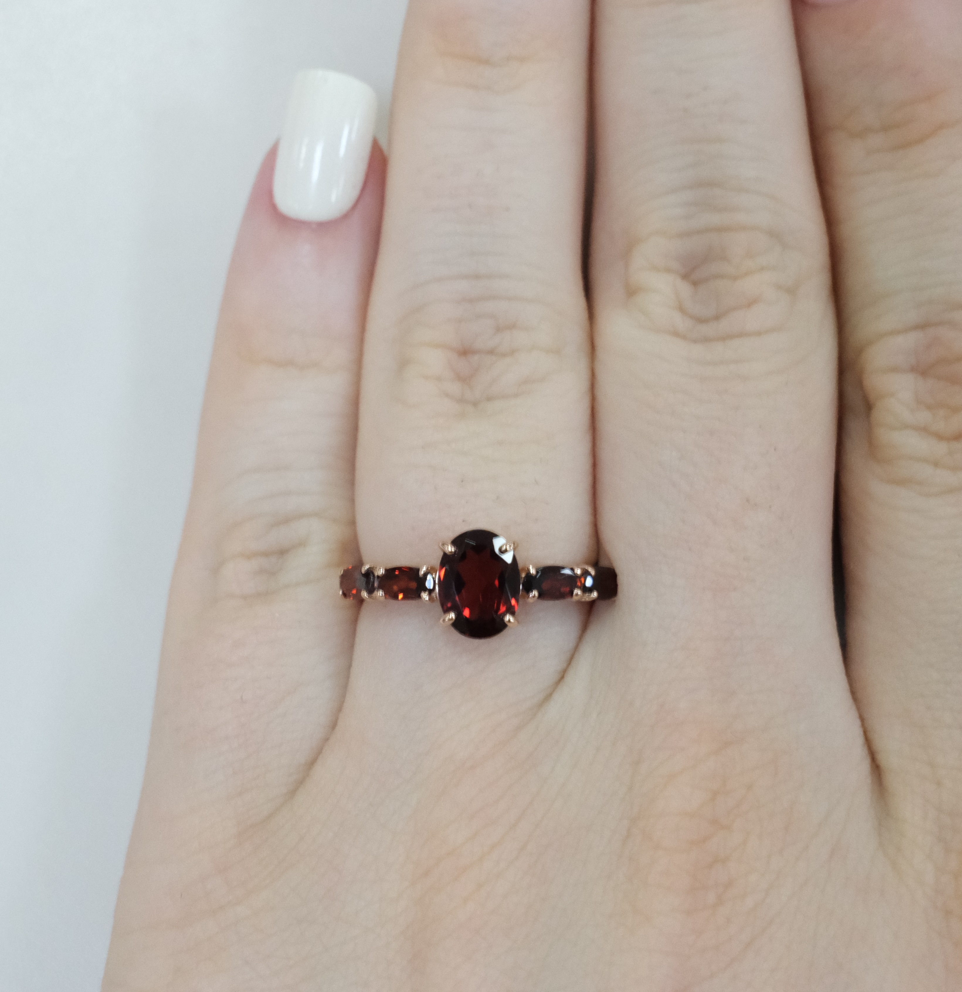 Серебряное кольцо с гранатами
